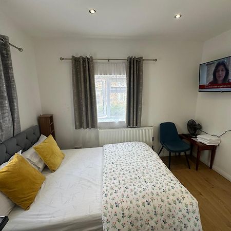 Luxury Ensuite 2Nd Studio Flat With Great Views In Keedonwood Road With Fully Own Bathroom Newly Added And Private Kitchenette Bromley Bagian luar foto