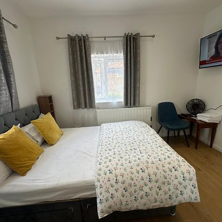 Luxury Ensuite 2Nd Studio Flat With Great Views In Keedonwood Road With Fully Own Bathroom Newly Added And Private Kitchenette Bromley Bagian luar foto