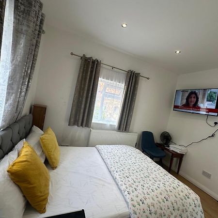 Luxury Ensuite 2Nd Studio Flat With Great Views In Keedonwood Road With Fully Own Bathroom Newly Added And Private Kitchenette Bromley Bagian luar foto