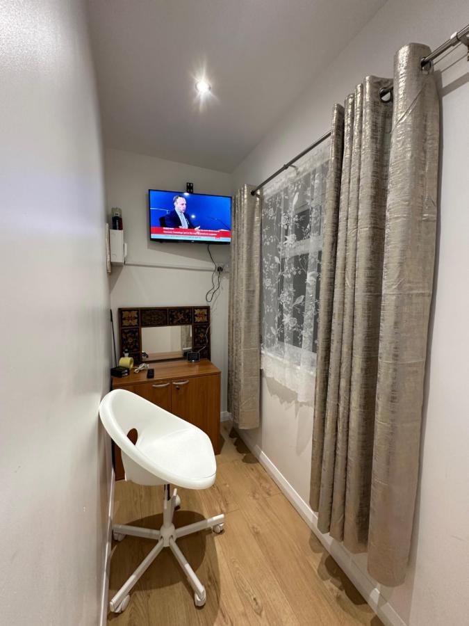 Luxury Ensuite 2Nd Studio Flat With Great Views In Keedonwood Road With Fully Own Bathroom Newly Added And Private Kitchenette Bromley Bagian luar foto