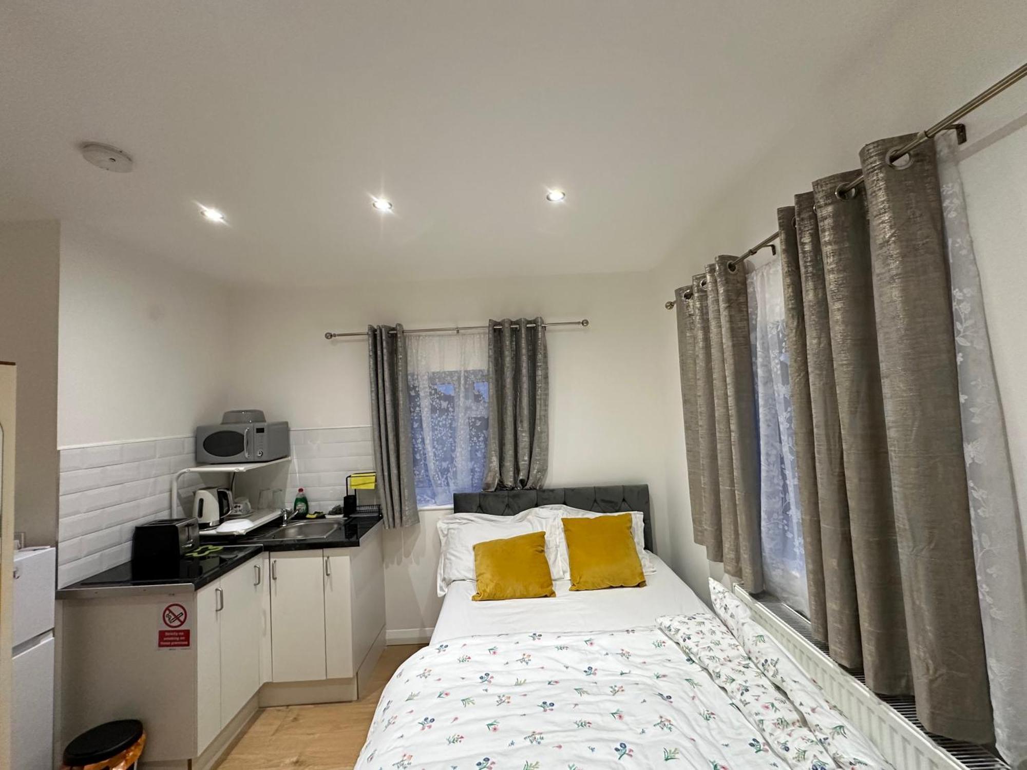 Luxury Ensuite 2Nd Studio Flat With Great Views In Keedonwood Road With Fully Own Bathroom Newly Added And Private Kitchenette Bromley Bagian luar foto