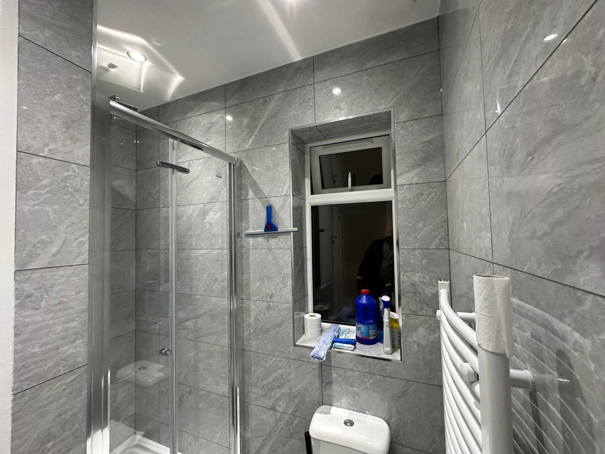 Luxury Ensuite 2Nd Studio Flat With Great Views In Keedonwood Road With Fully Own Bathroom Newly Added And Private Kitchenette Bromley Bagian luar foto