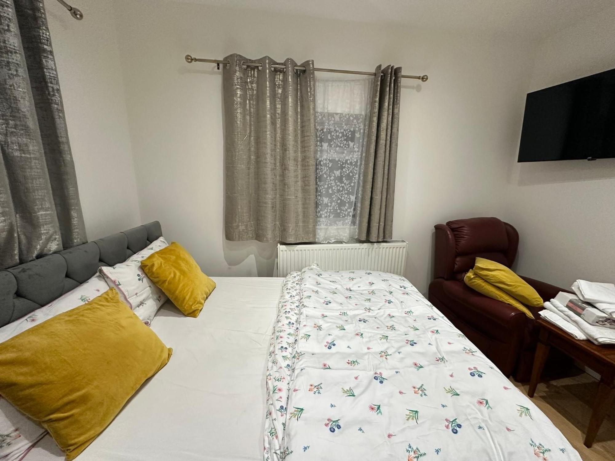 Luxury Ensuite 2Nd Studio Flat With Great Views In Keedonwood Road With Fully Own Bathroom Newly Added And Private Kitchenette Bromley Bagian luar foto