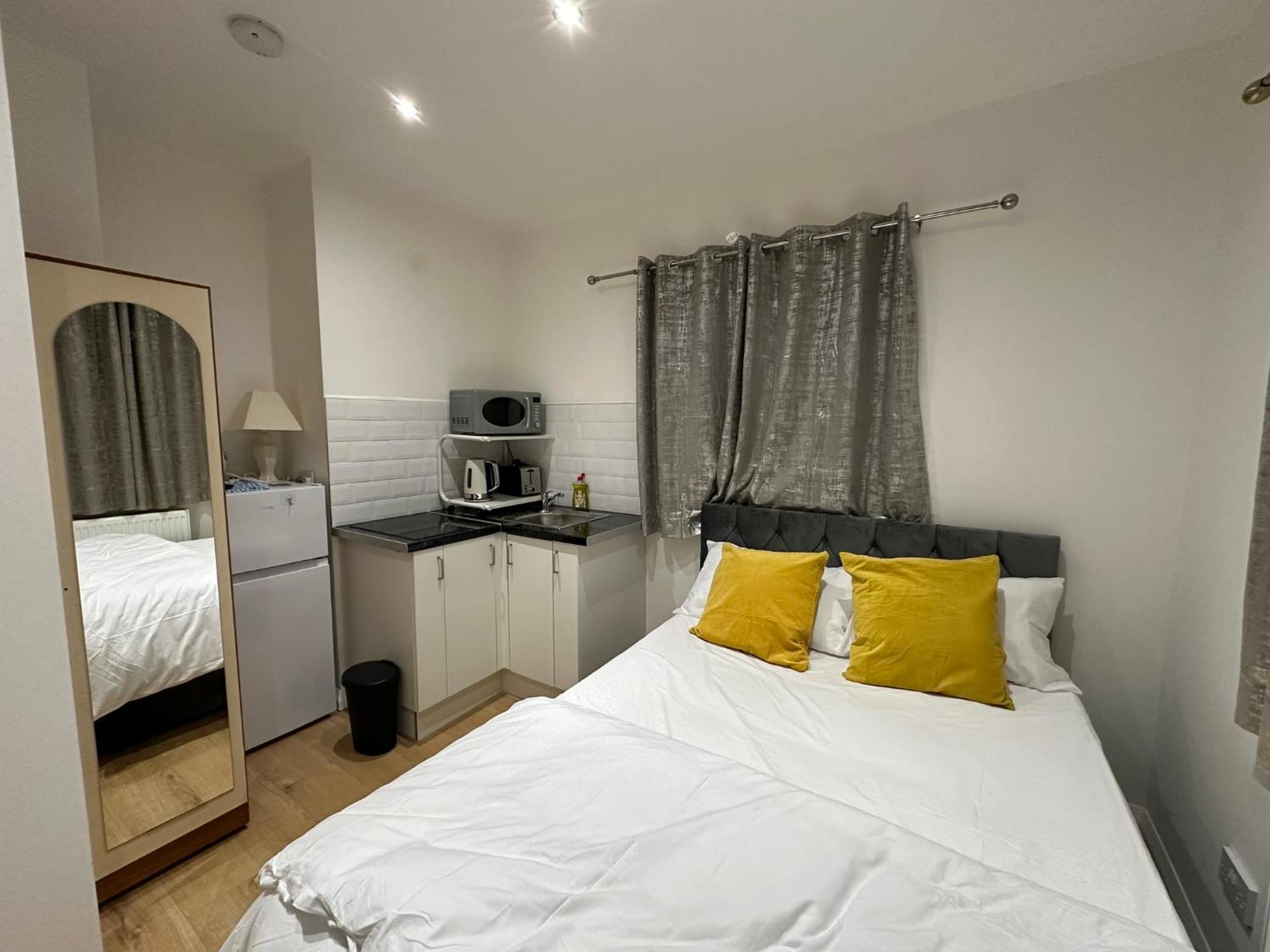 Luxury Ensuite 2Nd Studio Flat With Great Views In Keedonwood Road With Fully Own Bathroom Newly Added And Private Kitchenette Bromley Bagian luar foto
