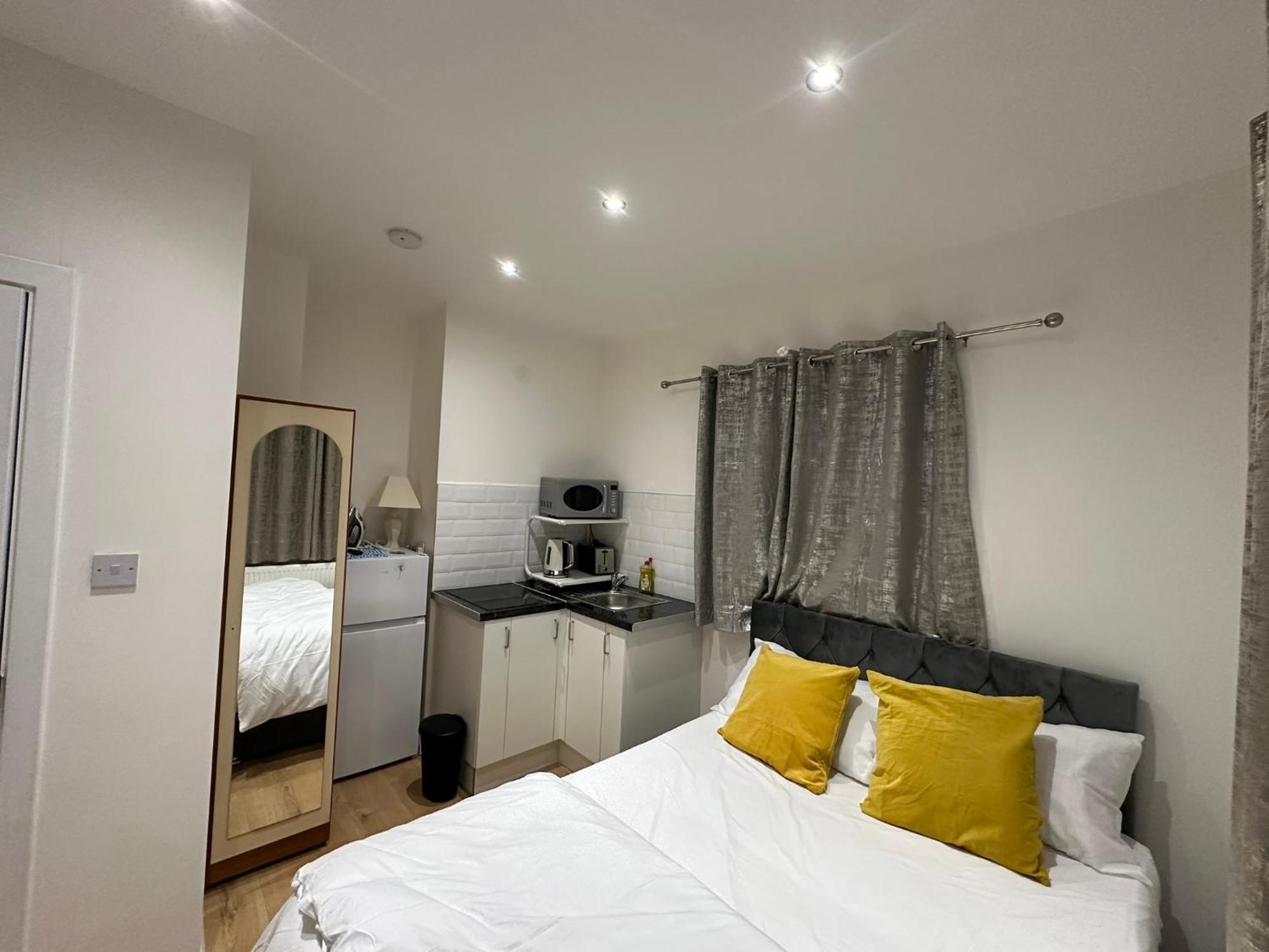 Luxury Ensuite 2Nd Studio Flat With Great Views In Keedonwood Road With Fully Own Bathroom Newly Added And Private Kitchenette Bromley Bagian luar foto