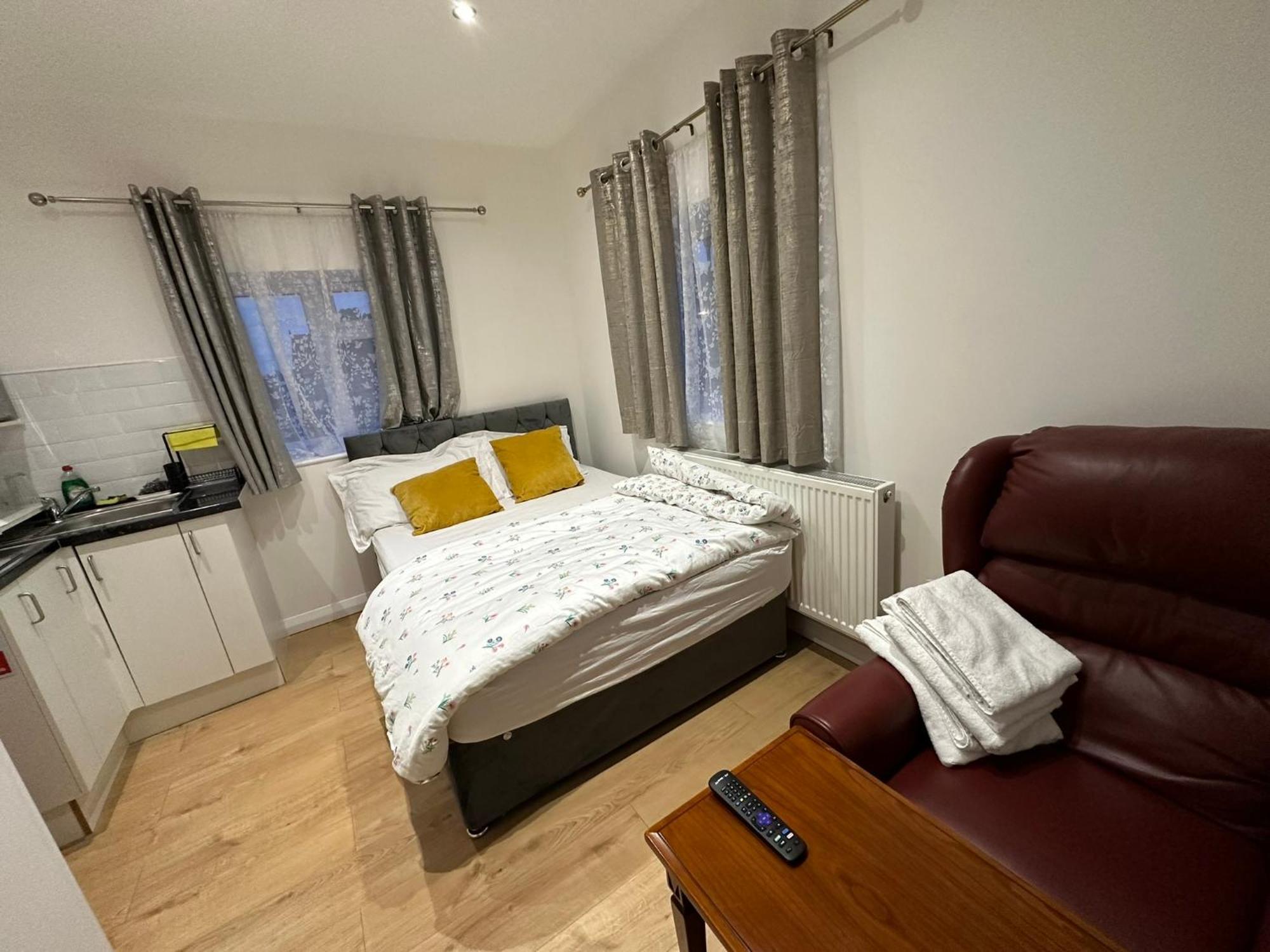 Luxury Ensuite 2Nd Studio Flat With Great Views In Keedonwood Road With Fully Own Bathroom Newly Added And Private Kitchenette Bromley Bagian luar foto