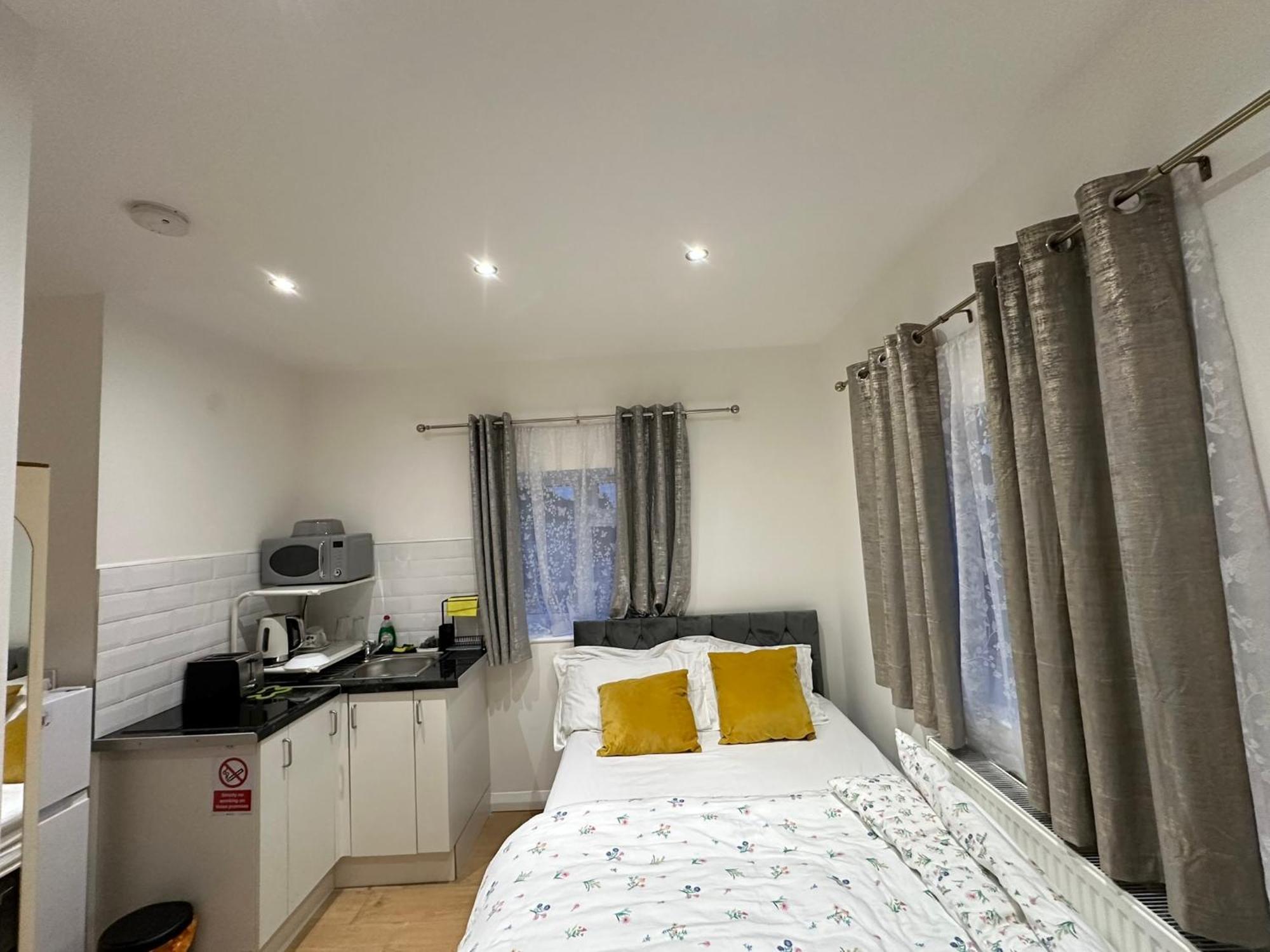 Luxury Ensuite 2Nd Studio Flat With Great Views In Keedonwood Road With Fully Own Bathroom Newly Added And Private Kitchenette Bromley Bagian luar foto