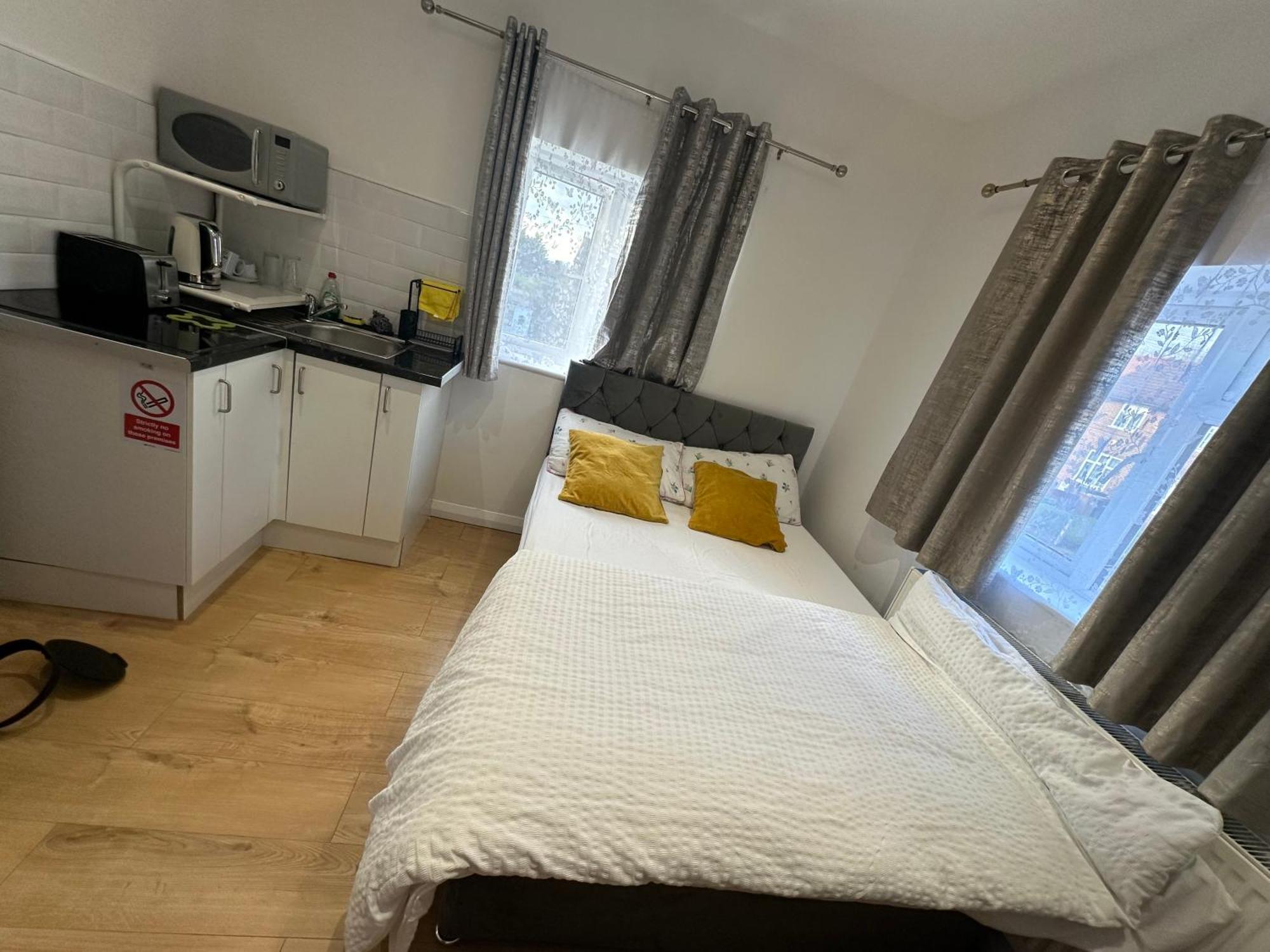 Luxury Ensuite 2Nd Studio Flat With Great Views In Keedonwood Road With Fully Own Bathroom Newly Added And Private Kitchenette Bromley Bagian luar foto