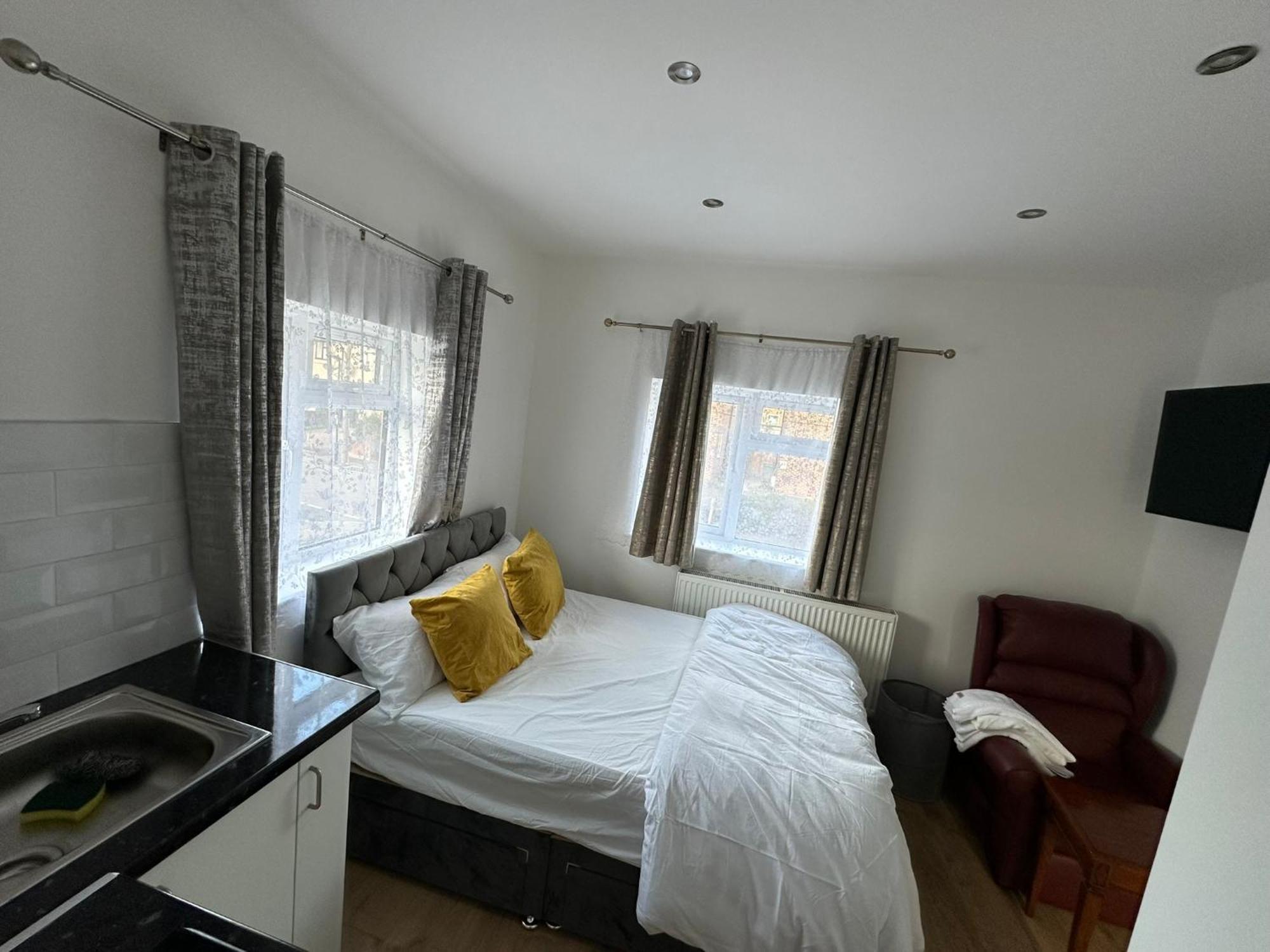 Luxury Ensuite 2Nd Studio Flat With Great Views In Keedonwood Road With Fully Own Bathroom Newly Added And Private Kitchenette Bromley Bagian luar foto