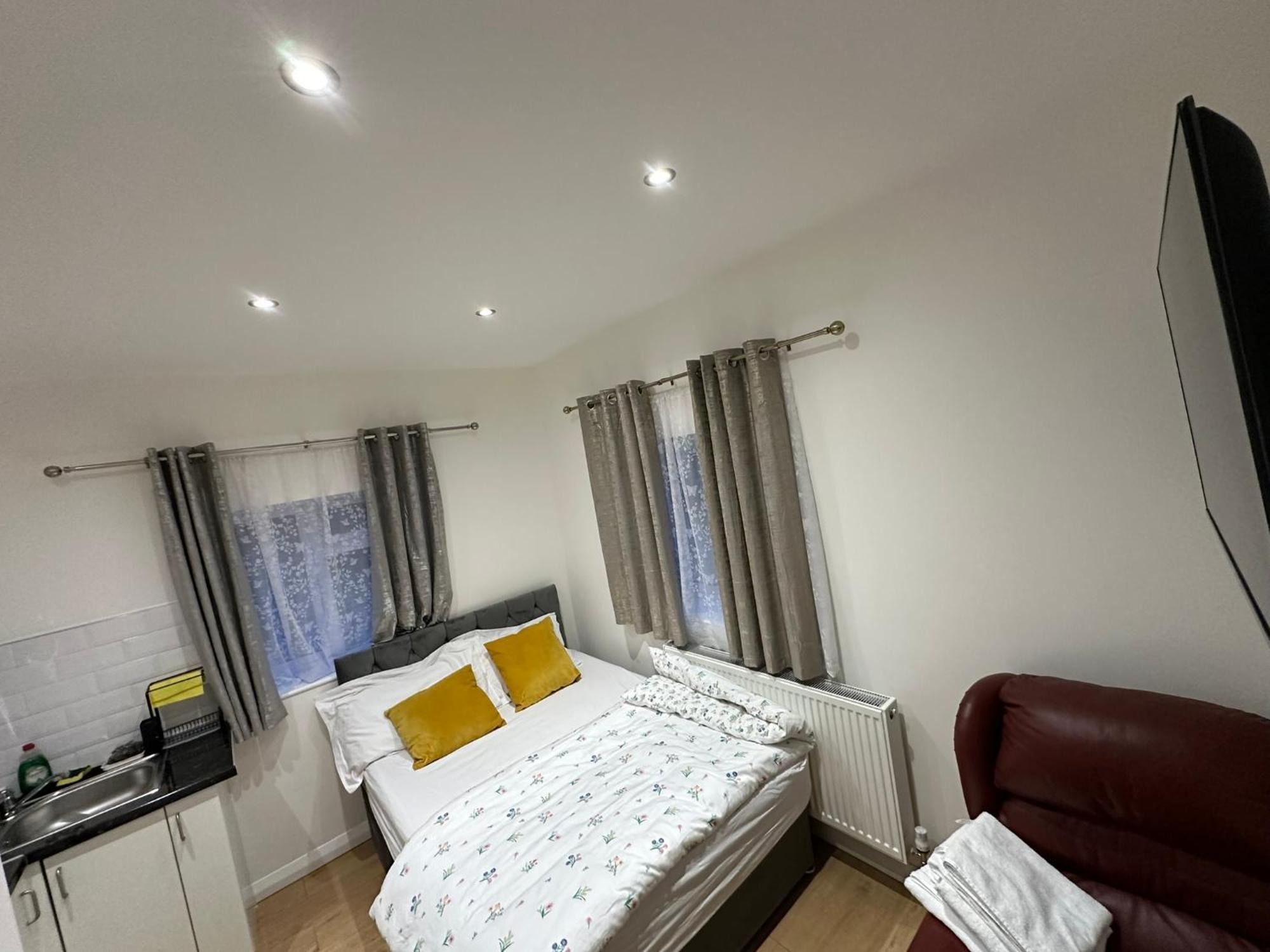 Luxury Ensuite 2Nd Studio Flat With Great Views In Keedonwood Road With Fully Own Bathroom Newly Added And Private Kitchenette Bromley Bagian luar foto