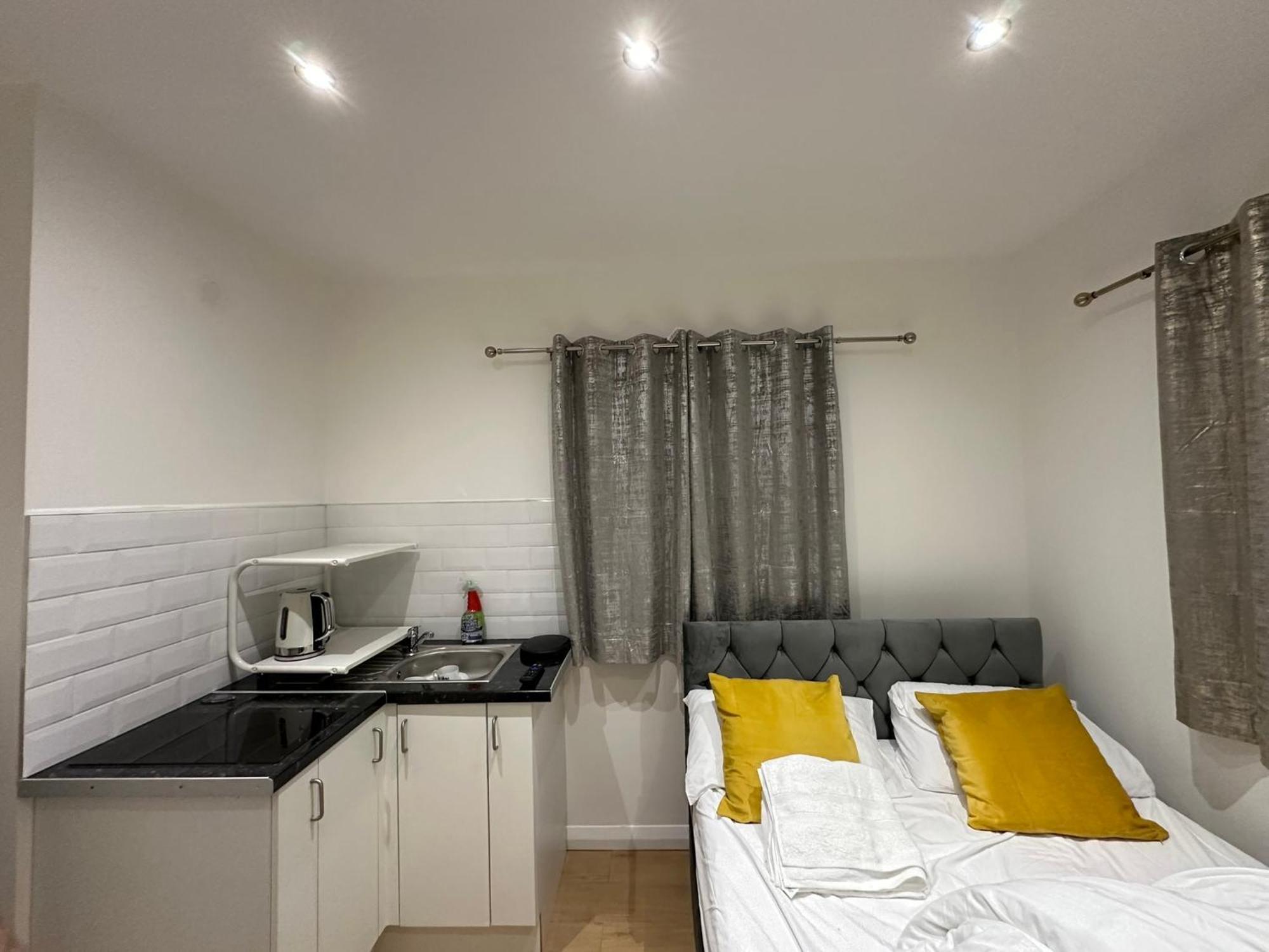 Luxury Ensuite 2Nd Studio Flat With Great Views In Keedonwood Road With Fully Own Bathroom Newly Added And Private Kitchenette Bromley Bagian luar foto