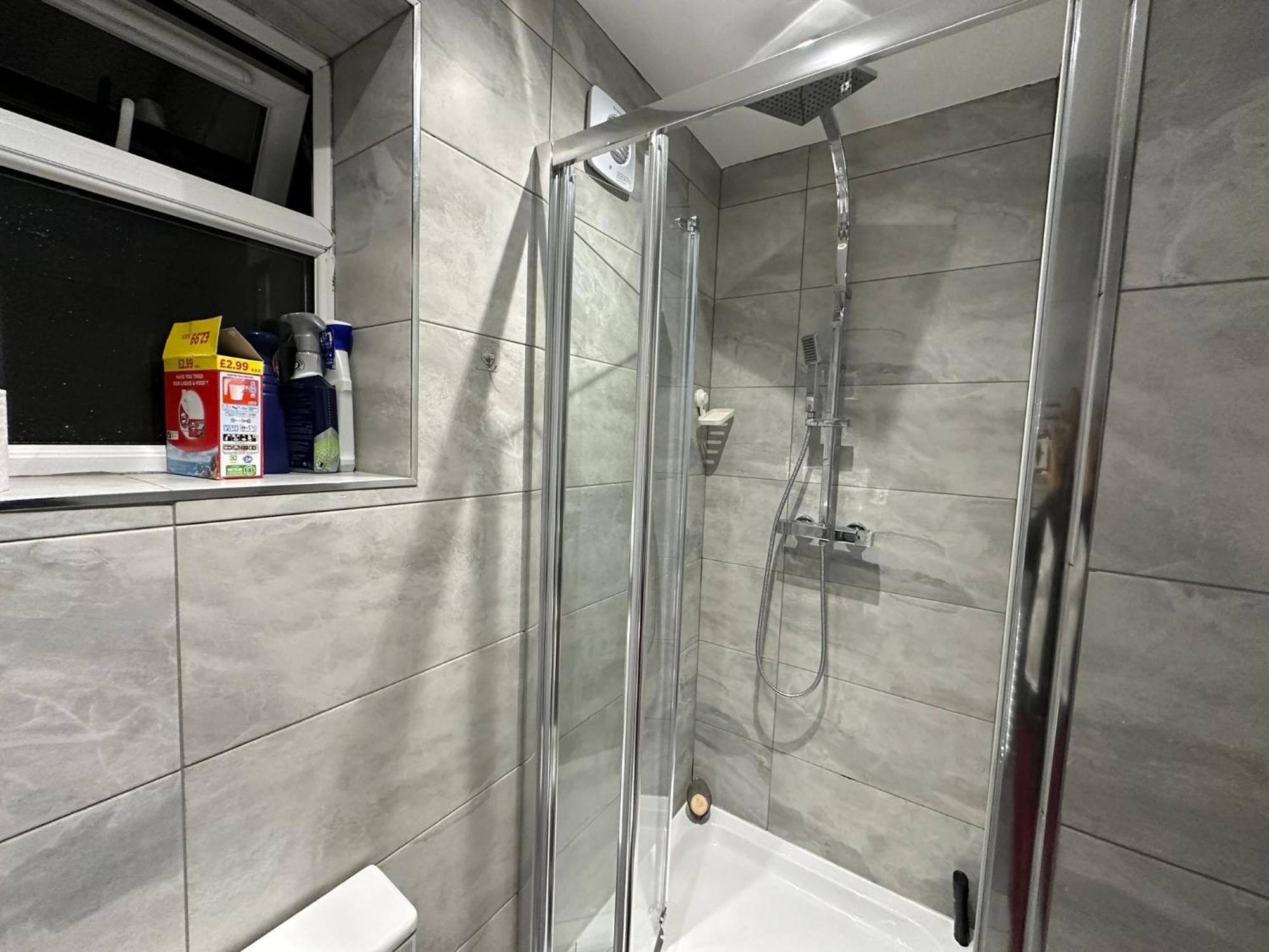 Luxury Ensuite 2Nd Studio Flat With Great Views In Keedonwood Road With Fully Own Bathroom Newly Added And Private Kitchenette Bromley Bagian luar foto