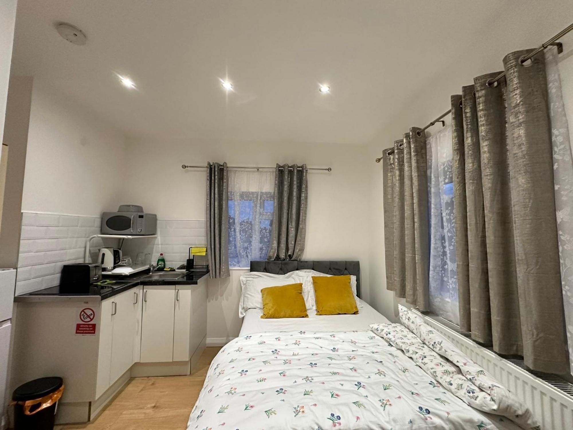 Luxury Ensuite 2Nd Studio Flat With Great Views In Keedonwood Road With Fully Own Bathroom Newly Added And Private Kitchenette Bromley Bagian luar foto