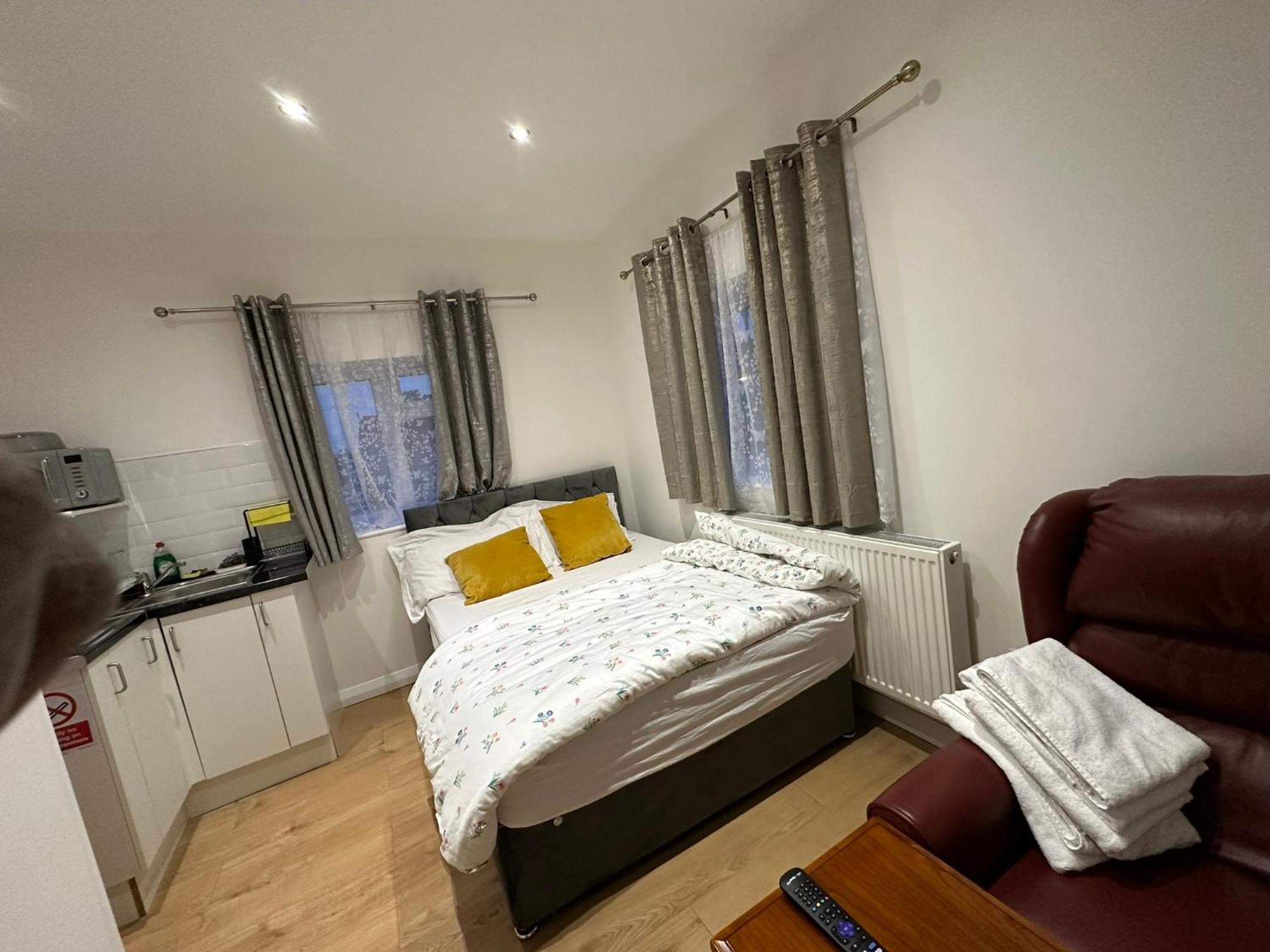 Luxury Ensuite 2Nd Studio Flat With Great Views In Keedonwood Road With Fully Own Bathroom Newly Added And Private Kitchenette Bromley Bagian luar foto
