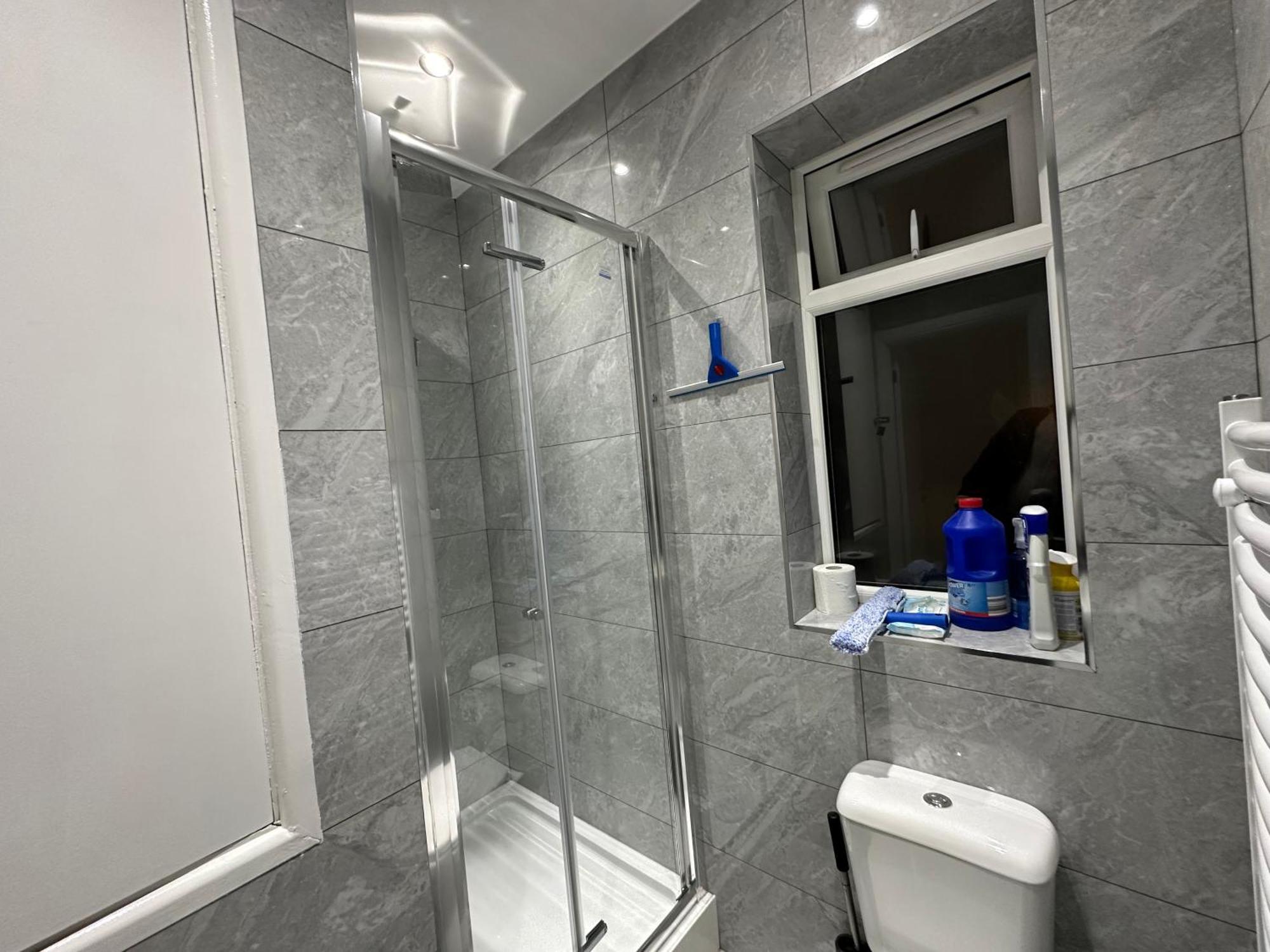 Luxury Ensuite 2Nd Studio Flat With Great Views In Keedonwood Road With Fully Own Bathroom Newly Added And Private Kitchenette Bromley Bagian luar foto