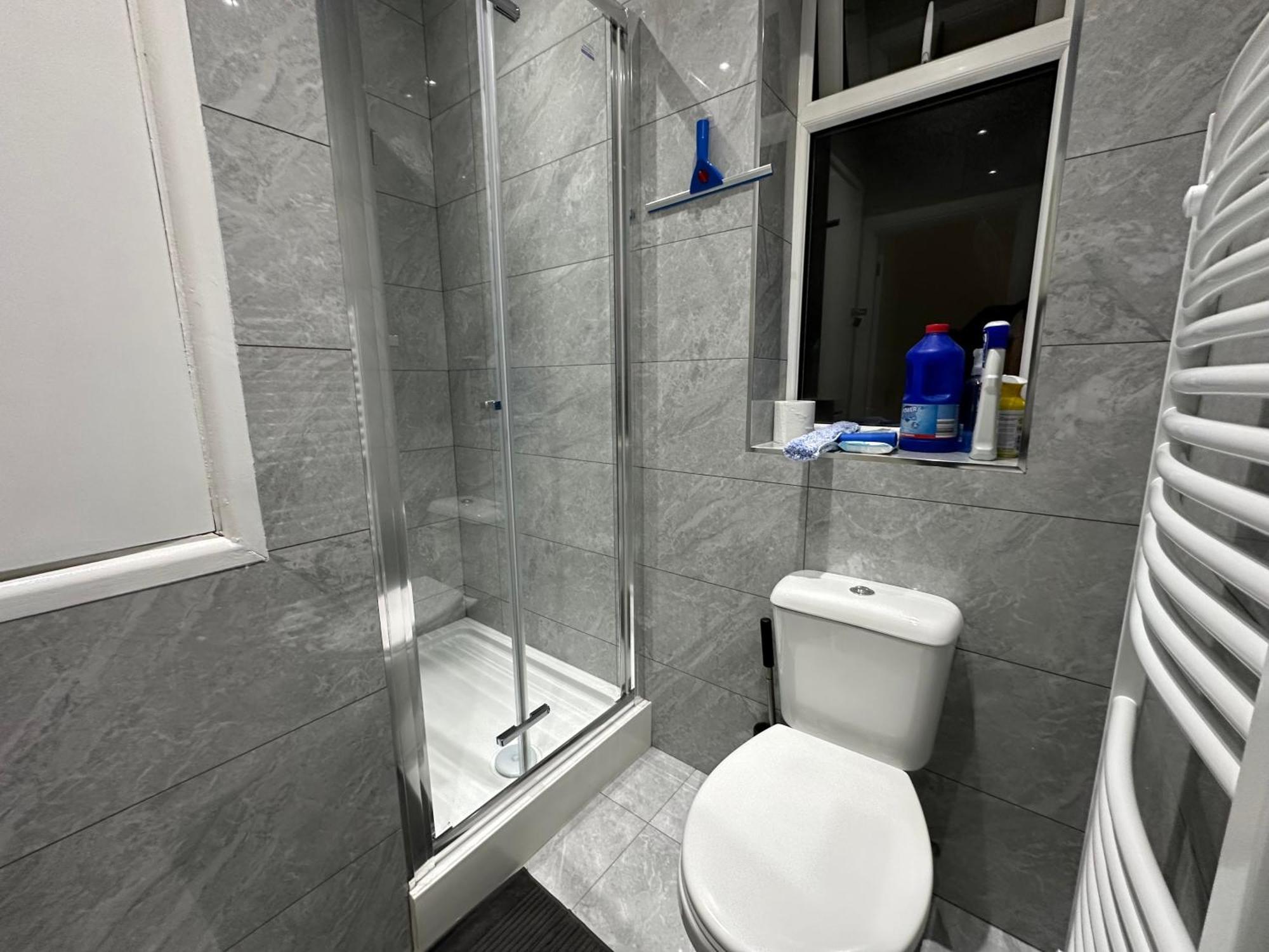 Luxury Ensuite 2Nd Studio Flat With Great Views In Keedonwood Road With Fully Own Bathroom Newly Added And Private Kitchenette Bromley Bagian luar foto