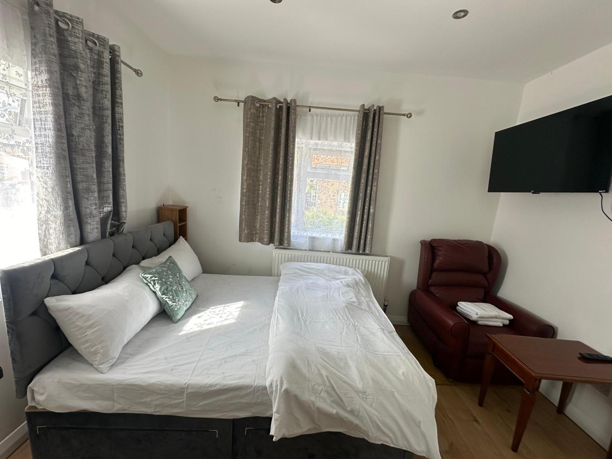 Luxury Ensuite 2Nd Studio Flat With Great Views In Keedonwood Road With Fully Own Bathroom Newly Added And Private Kitchenette Bromley Bagian luar foto