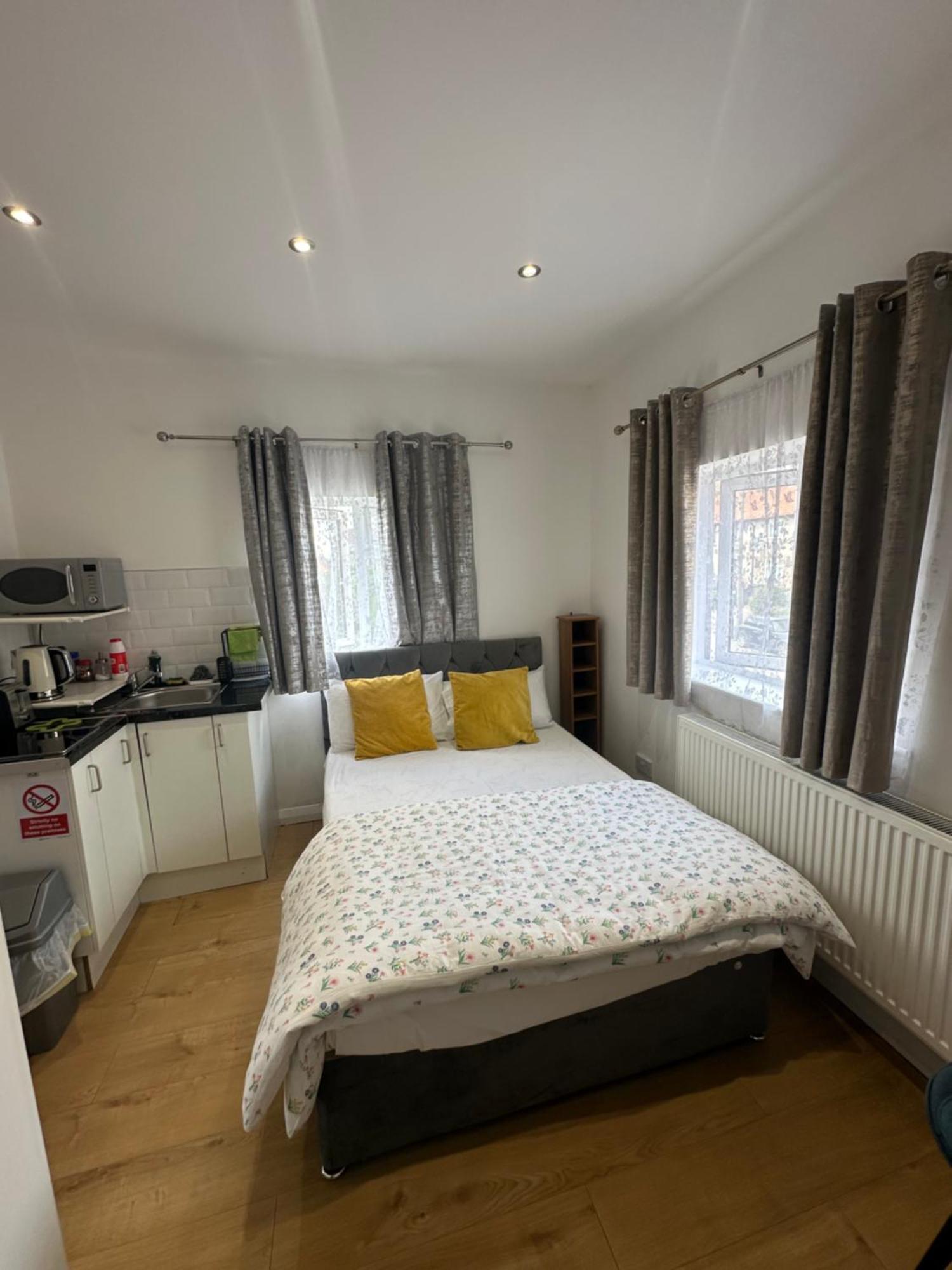 Luxury Ensuite 2Nd Studio Flat With Great Views In Keedonwood Road With Fully Own Bathroom Newly Added And Private Kitchenette Bromley Bagian luar foto