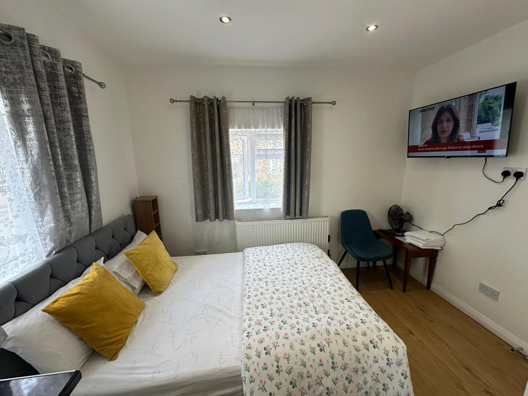 Luxury Ensuite 2Nd Studio Flat With Great Views In Keedonwood Road With Fully Own Bathroom Newly Added And Private Kitchenette Bromley Bagian luar foto