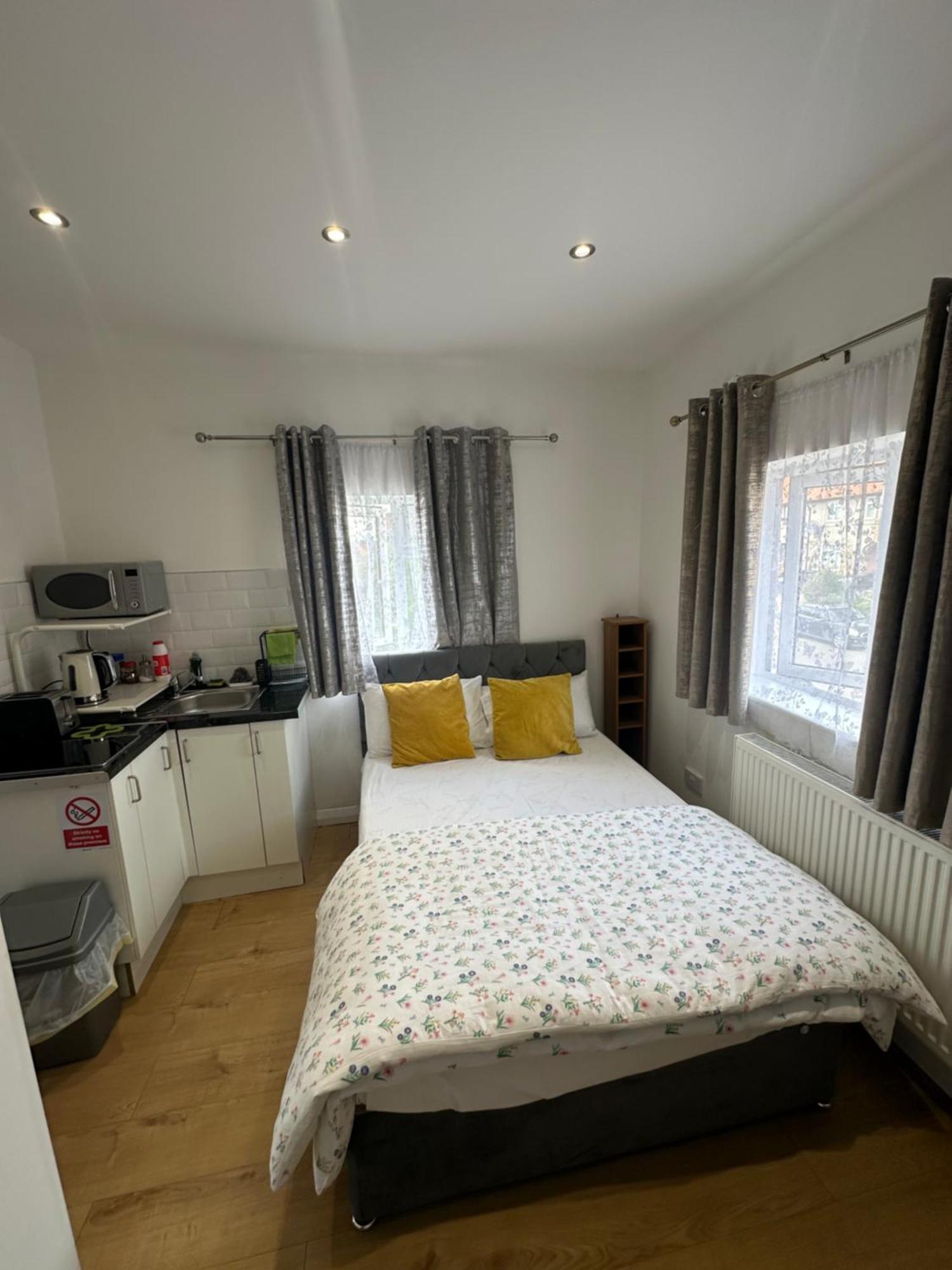 Luxury Ensuite 2Nd Studio Flat With Great Views In Keedonwood Road With Fully Own Bathroom Newly Added And Private Kitchenette Bromley Bagian luar foto