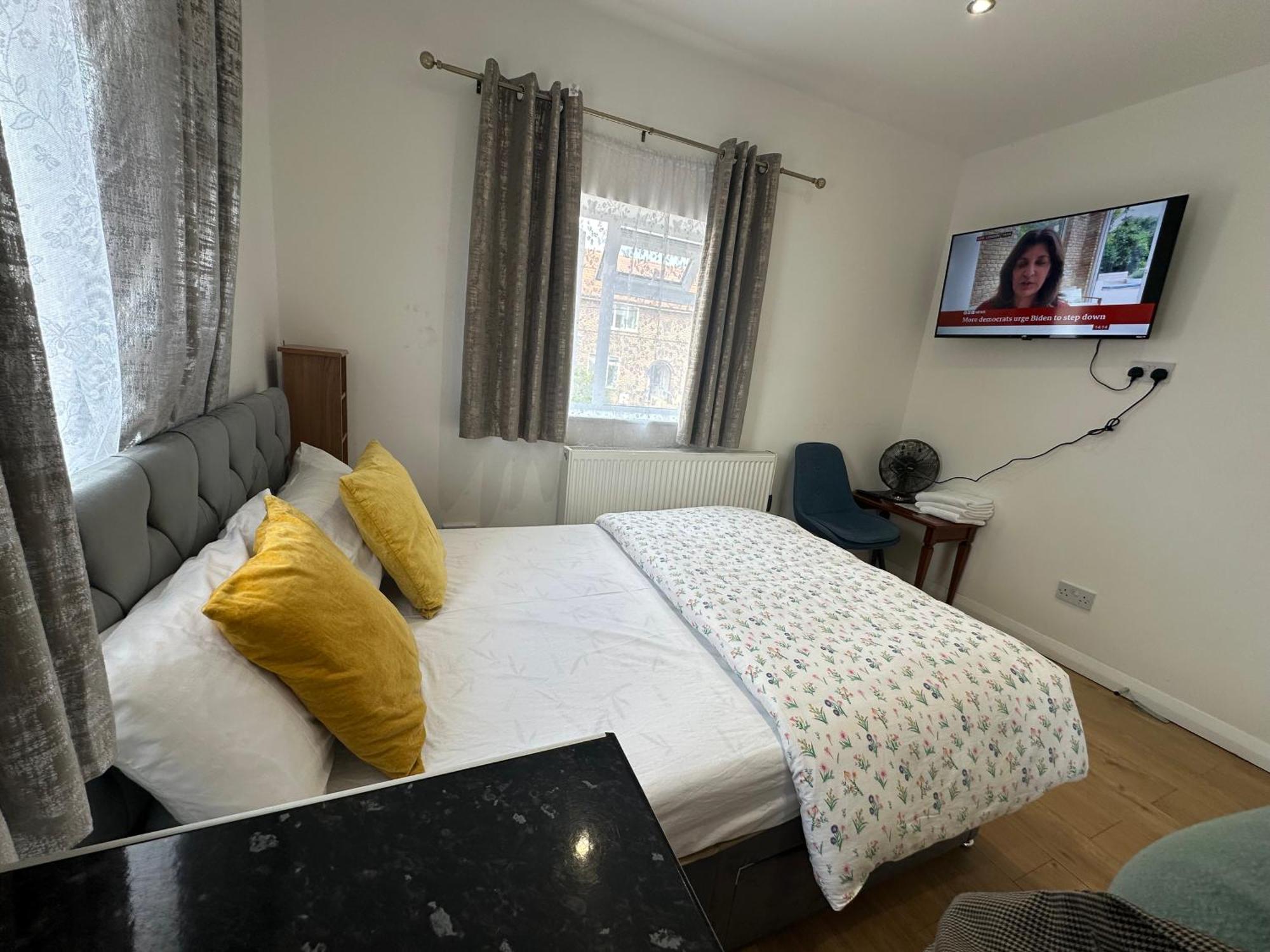 Luxury Ensuite 2Nd Studio Flat With Great Views In Keedonwood Road With Fully Own Bathroom Newly Added And Private Kitchenette Bromley Bagian luar foto