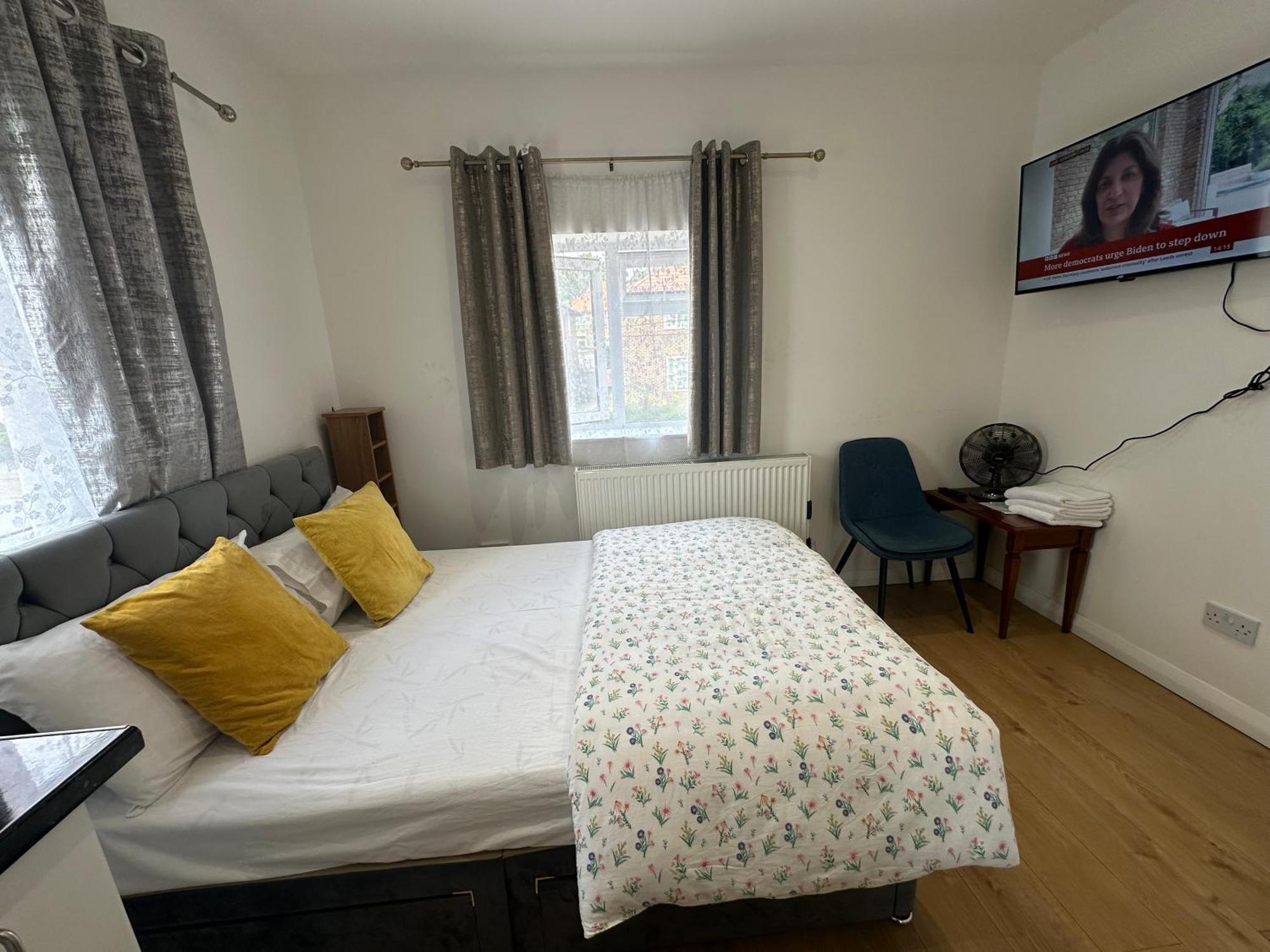 Luxury Ensuite 2Nd Studio Flat With Great Views In Keedonwood Road With Fully Own Bathroom Newly Added And Private Kitchenette Bromley Bagian luar foto