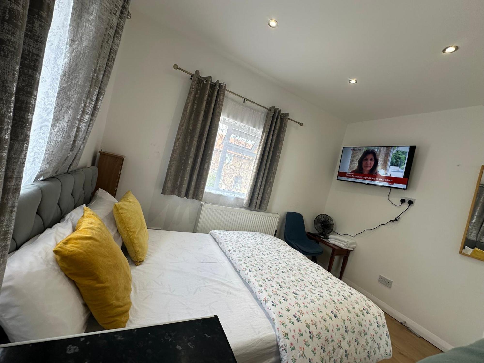 Luxury Ensuite 2Nd Studio Flat With Great Views In Keedonwood Road With Fully Own Bathroom Newly Added And Private Kitchenette Bromley Bagian luar foto