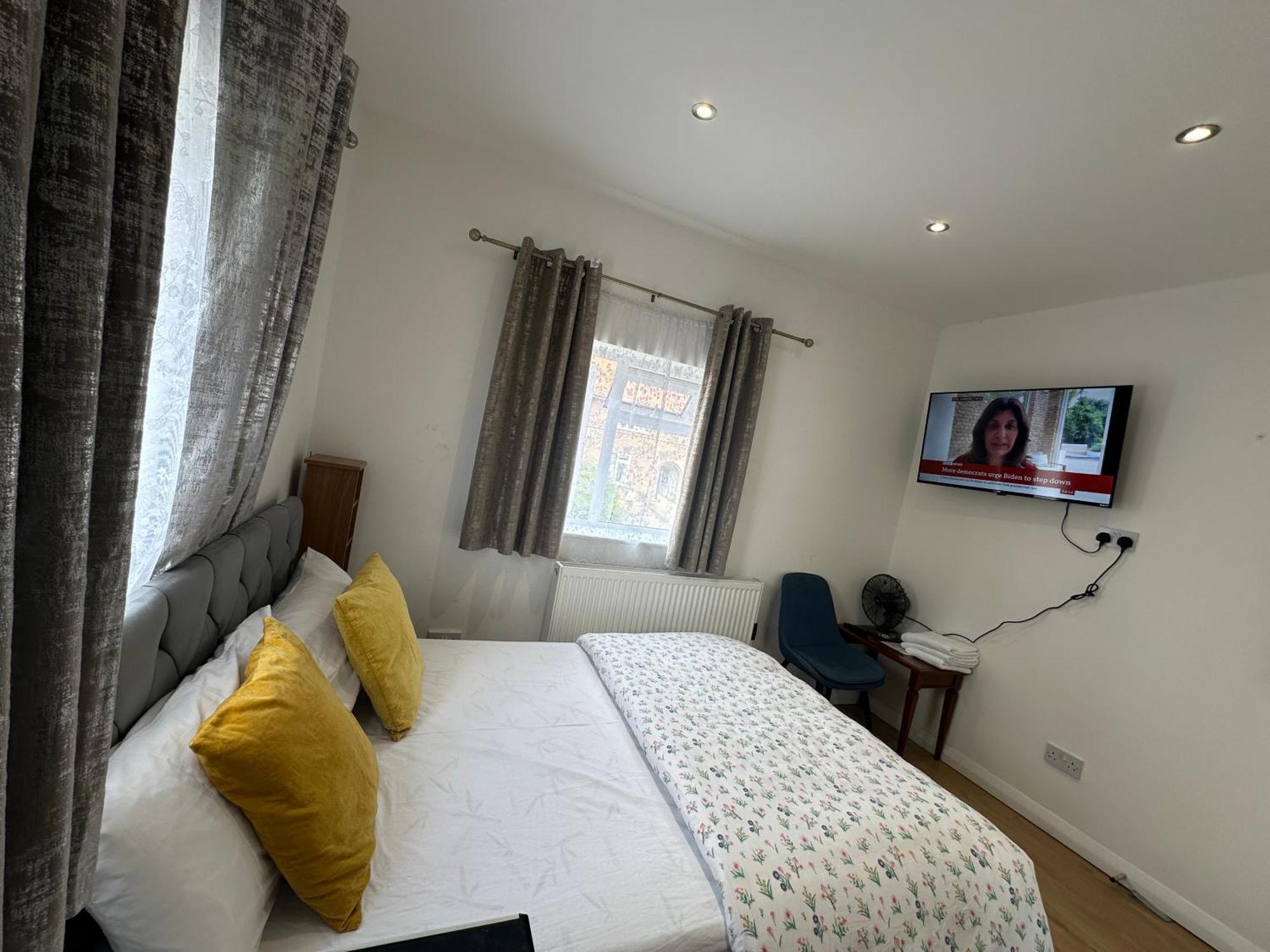 Luxury Ensuite 2Nd Studio Flat With Great Views In Keedonwood Road With Fully Own Bathroom Newly Added And Private Kitchenette Bromley Bagian luar foto
