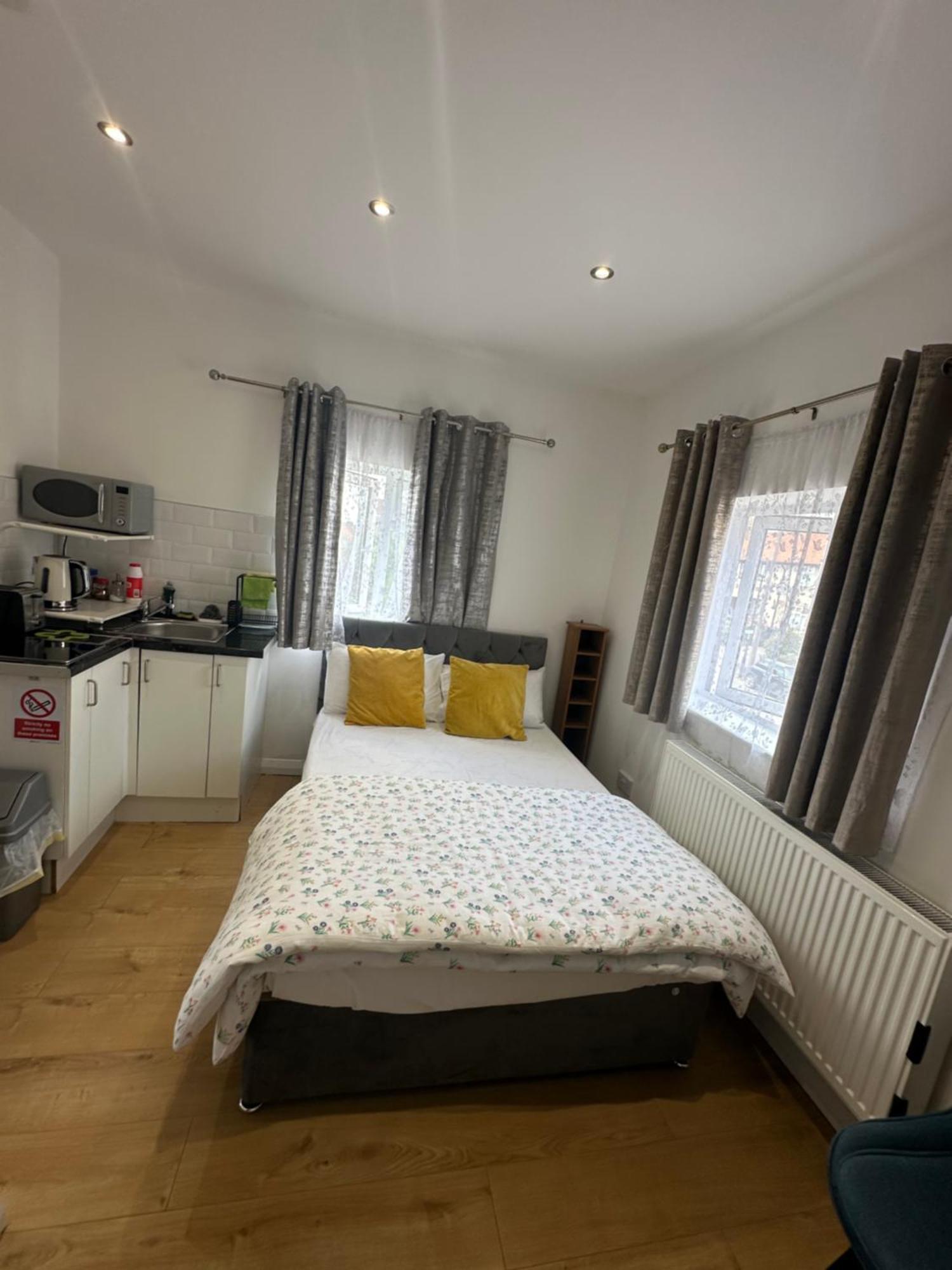 Luxury Ensuite 2Nd Studio Flat With Great Views In Keedonwood Road With Fully Own Bathroom Newly Added And Private Kitchenette Bromley Bagian luar foto